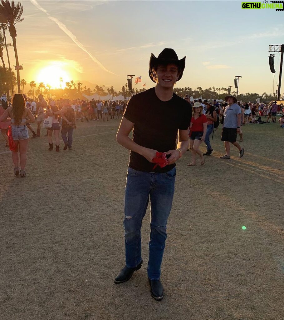 Gus De St. Jeor Instagram - Sunsets. Good music. And a whole lotta Country #Stagecoach Day 2
