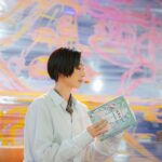 Gwei Lun-mei Instagram - 那一天在簡單生活節，在Cheer（謝青翰）與盧思蒨的演奏下說格林童話給大家聽，與現場的朋友們面對面齊聚一堂，真是難得又愉快。希望與會的朋友們也有一個美好的午後時光。 謝謝張震的邀請。 張震表示當時在拍攝《刺客聶隱娘》時，侯孝賢導演分享他想找演員一起走進校園，朗讀經典文學給孩子們聽，進而能讓孩子們對文學產生興趣。侯導的這番話在張震的心中種下一顆種子，於是他和糯米糰鼓手洪峙立便開啟了這個獨特又龐大的有聲書企劃—《格事話——另一種格林童話》。 兩人從各自的專業出發，透過聲音表情，結合現代音樂，打造出不一樣的格林童話。選出72則故事，邀請24位演員、歌手好友們一起獻聲擔任說書人用各自的方式演繹每則故事，以不同的風格、聲音表情，讓此有聲作品多元且豐富。 #騷耳有聲書