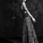 Gwei Lun-mei Instagram - @harpersbazaar_tw #BAZAAR封面人物 在沒有拍戲的時間裡， #桂綸鎂 跑去烏石港學潛水，被奇幻的海洋世界迷得暈頭轉向，覺得自己簡直要醉倒在海底。也接了法國沉浸式AR擴增實境紀錄作品《黑》的中文說書人角色，為一位勇於挑戰種族隔離法的小女孩Claudette發聲。而這次，她擔任BAZAAR Taiwan值得紀念的第400期封面人物，穿著CHANEL-DAKAR Métiers d‘art工坊系列服裝，把自己當成一個展覽中的藝術品，在博物館裡遇見了自己！ talent_GWEI LUN MEI @lunmei fashion_CHANEL @chanelofficial beauty_CHANEL BEAUTY @chanel.beauty photographer_TROY WANG @troy_wa_ng art director & stylist _JOEY LIN @chihchianglin styling assistant_AO XIE @ao__xie producer_ANGELINE HSIAO @eltrutssim text_CHRISTINE LEE @birdism1217 makeup_YAO CHUN MEI hair_JOHNNY HO at HC @johnnyho67 at @hchairculturetaiwan hair assistant_SUSU production manager_NELLY YANG @nelly_yang_ production assistant_G HAN set director_CHOU KAI-HUA @bigbaby5438 set designer_YZ LUO property assistant_TING2LI, SAMMI TSAI, YAO JING RU set dresser_IM LIN, LI TSUNG TING, ZHANG XU YUAN, A WEI scenic team_TYRO STUDIO @tyro_studio_scenic scenic artist_LIN YEN-JU, LIN YING-HSIEN, LAI YI-TIAN, CHEN LE-RONG photographic assistant_ARSLAN YANG, JESPER JIAN, WAN WANG, CHUANG PEI YU gaffer_WANG CHIEN MING best boy_CHEN XI GUAN, LU HUNG CHANG, JIANG ZHIXIAN editorial assistant_EVELYN YANG @yanglingtw special thanks_LEICA @leica_camera @leica_camera_taiwan @chanelofficial #CHANELMetiersdArt #BAZAARCoverstar