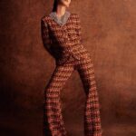 Gwei Lun-mei Instagram - @harpersbazaar_tw #BAZAAR封面人物 在沒有拍戲的時間裡， #桂綸鎂 跑去烏石港學潛水，被奇幻的海洋世界迷得暈頭轉向，覺得自己簡直要醉倒在海底。也接了法國沉浸式AR擴增實境紀錄作品《黑》的中文說書人角色，為一位勇於挑戰種族隔離法的小女孩Claudette發聲。而這次，她擔任BAZAAR Taiwan值得紀念的第400期封面人物，穿著CHANEL-DAKAR Métiers d‘art工坊系列服裝，把自己當成一個展覽中的藝術品，在博物館裡遇見了自己！ talent_GWEI LUN MEI @lunmei fashion_CHANEL @chanelofficial beauty_CHANEL BEAUTY @chanel.beauty photographer_TROY WANG @troy_wa_ng art director & stylist _JOEY LIN @chihchianglin styling assistant_AO XIE @ao__xie producer_ANGELINE HSIAO @eltrutssim text_CHRISTINE LEE @birdism1217 makeup_YAO CHUN MEI hair_JOHNNY HO at HC @johnnyho67 at @hchairculturetaiwan hair assistant_SUSU production manager_NELLY YANG @nelly_yang_ production assistant_G HAN set director_CHOU KAI-HUA @bigbaby5438 set designer_YZ LUO property assistant_TING2LI, SAMMI TSAI, YAO JING RU set dresser_IM LIN, LI TSUNG TING, ZHANG XU YUAN, A WEI scenic team_TYRO STUDIO @tyro_studio_scenic scenic artist_LIN YEN-JU, LIN YING-HSIEN, LAI YI-TIAN, CHEN LE-RONG photographic assistant_ARSLAN YANG, JESPER JIAN, WAN WANG, CHUANG PEI YU gaffer_WANG CHIEN MING best boy_CHEN XI GUAN, LU HUNG CHANG, JIANG ZHIXIAN editorial assistant_EVELYN YANG @yanglingtw special thanks_LEICA @leica_camera @leica_camera_taiwan @chanelofficial #CHANELMetiersdArt #BAZAARCoverstar