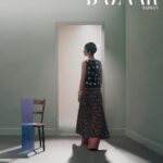 Gwei Lun-mei Instagram - @harpersbazaar_tw #BAZAAR封面人物 有點難想像，當年《藍色大門》青澀的孟克柔如今在演藝圈竟然是姐姐了；而坦然面對觀眾的討論與評判，更是入行20年的 #桂綸鎂 能夠成熟處理的！ 那麼在去年引起諸多討論的《台北女子圖鑑》呢？小鎂說：「我很清楚知道當時為什麼會接這案子，也經歷了集體創作下的掙扎。回望起來，當時盡力了，現在心裡踏實就好了。」畢竟在充滿未知的戲劇世界裡，只有不斷往前走才終究能遇到一些什麼。 talent_GWEI LUN MEI @lunmei fashion_CHANEL @chanelofficial beauty_CHANEL BEAUTY @chanel.beauty photographer_TROY WANG @troy_wa_ng art director & stylist _JOEY LIN @chihchianglin styling assistant_AO XIE @ao__xie producer_ANGELINE HSIAO @eltrutssim text_CHRISTINE LEE @birdism1217 makeup_YAO CHUN MEI hair_JOHNNY HO at HC @johnnyho67 at @hchairculturetaiwan hair assistant_SUSU production manager_NELLY YANG @nelly_yang_ production assistant_G HAN set director_CHOU KAI-HUA @bigbaby5438 set designer_YZ LUO property assistant_TING2LI, SAMMI TSAI, YAO JING RU set dresser_IM LIN, LI TSUNG TING, ZHANG XU YUAN, A WEI scenic team_TYRO STUDIO @tyro_studio_scenic scenic artist_LIN YEN-JU, LIN YING-HSIEN, LAI YI-TIAN, CHEN LE-RONG photographic assistant_ARSLAN YANG, JESPER JIAN, WAN WANG, CHUANG PEI YU gaffer_WANG CHIEN MING best boy_CHEN XI GUAN, LU HUNG CHANG, JIANG ZHIXIAN editorial assistant_EVELYN YANG @yanglingtw special thanks_LEICA @leica_camera @leica_camera_taiwan @chanelofficial #CHANELMetiersdArt #BAZAARCoverstar