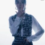 Gwei Lun-mei Instagram - @harpersbazaar_tw #BAZAAR封面人物 有點難想像，當年《藍色大門》青澀的孟克柔如今在演藝圈竟然是姐姐了；而坦然面對觀眾的討論與評判，更是入行20年的 #桂綸鎂 能夠成熟處理的！ 那麼在去年引起諸多討論的《台北女子圖鑑》呢？小鎂說：「我很清楚知道當時為什麼會接這案子，也經歷了集體創作下的掙扎。回望起來，當時盡力了，現在心裡踏實就好了。」畢竟在充滿未知的戲劇世界裡，只有不斷往前走才終究能遇到一些什麼。 talent_GWEI LUN MEI @lunmei fashion_CHANEL @chanelofficial beauty_CHANEL BEAUTY @chanel.beauty photographer_TROY WANG @troy_wa_ng art director & stylist _JOEY LIN @chihchianglin styling assistant_AO XIE @ao__xie producer_ANGELINE HSIAO @eltrutssim text_CHRISTINE LEE @birdism1217 makeup_YAO CHUN MEI hair_JOHNNY HO at HC @johnnyho67 at @hchairculturetaiwan hair assistant_SUSU production manager_NELLY YANG @nelly_yang_ production assistant_G HAN set director_CHOU KAI-HUA @bigbaby5438 set designer_YZ LUO property assistant_TING2LI, SAMMI TSAI, YAO JING RU set dresser_IM LIN, LI TSUNG TING, ZHANG XU YUAN, A WEI scenic team_TYRO STUDIO @tyro_studio_scenic scenic artist_LIN YEN-JU, LIN YING-HSIEN, LAI YI-TIAN, CHEN LE-RONG photographic assistant_ARSLAN YANG, JESPER JIAN, WAN WANG, CHUANG PEI YU gaffer_WANG CHIEN MING best boy_CHEN XI GUAN, LU HUNG CHANG, JIANG ZHIXIAN editorial assistant_EVELYN YANG @yanglingtw special thanks_LEICA @leica_camera @leica_camera_taiwan @chanelofficial #CHANELMetiersdArt #BAZAARCoverstar
