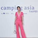 Gwei Lun-mei Instagram - 香奈兒女士從20年代開始，倡議解放女性身體的自由，他認為沒有什麼比自由的身體更美的了！舞蹈呈現身體的多變性，正是女性魅力的所在。在當時，他便持續地支持藝術家，與他們對話。 由香奈兒支持的藝文活動 Camping Asia 2023 在台北表演藝術中心熱烈開幕。 延續了香奈兒女士一直以來支持當代藝術的歷史傳承，也讓創新的藝術家們有了突破的條件。Camping Asia邀請來自世界各地的藝術家、策展人、舞者、學生齊聚一堂，為期12天，每晚都有當代藝術的售票表演open for all !! 讓傳承，延續，多元性，開創性，跨領域的意念在此傳送。 圖三，為我和肯亞裔美國舞蹈家 萬吉魯．卡穆尤 （Wanjiru Kamuyu ）❤️❤️❤️ 作品：《我是紅》（Portraits in Red) #2023CampingAsia #CHANEL