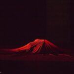 Gwei Lun-mei Instagram - 真是個美好的一夜。 在肯亞裔美國人萬吉魯．卡穆尤 （Wanjiru Kamuyu ）舞蹈家 30分鐘的舞蹈表演 《我是紅》（Portraits in Red）裡，展現了如何掙脫社會的桎梏和枷鎖，真正活出自己，展現靈魂真實的樣貌，響起兒時單純的歌謠，自在地搖曳生姿，一個自我喚醒的過程。在此創作裡有了深層的叩問。 由台北表演藝術中心x 法國國家舞蹈中心x香奈兒 共同籌辦的Camping Asia 2023 於今天開幕。 此活動，邀請世界各地的舞者，表演藝術家，跨領域藝術家和台灣16所院校的學生們交流，讓大家有了前瞻性，國際觀，也在夜晚有許多Open for All給予大眾觀看表演的機會。期待大家共襄盛舉。 #2023CampingAsia #CHANEL @chanelofficial
