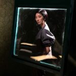 Gwei Lun-mei Instagram - 《#黑》（COLORED）是根據法國作家Tania de Montaigne同名書籍創作的 #AR擴增實境 作品，描述1950年代不公平的種族隔離政策與體制，當時一名15歲黑人女孩克羅黛特科爾文（Claudette Colvin），因拒絕讓座給一名白人乘客遭到逮捕，入獄後她捍衛自己無罪，並決定控告整個城市，當時的社會氛圍沒有人敢這麼做，不過克羅黛特科爾文身為美國民權運動先鋒之一，卻沒有人記得她的名字。 ​ 在作品中擔任說書人的 #桂綸鎂 表示，歷史故事以AR形式呈現，能讓觀眾更身歷其境、了解真相，在作品中，觀眾可以隨意走動，比方在一台巴士上，可以隨意坐在某個位子，也可以坐在黑人女孩克羅黛特科爾文身旁，和她共乘同台巴士，或是在法庭裡的段落，觀眾可以起身為她抗辯，或是坐在觀眾席在法庭裡看著這一切，就連路上的人發傳單，都真的能接收到，真實的情景令她驚艷。 ​ 「我記得在雨中，她蹲在那裡哭泣的時候，我就蹲在她旁邊，我很想伸手抱抱她，其實你是可以感覺碰得到她的」，桂綸鎂形容，雖然時間是現在，但很像回到當時的場景一樣去經歷主角的經驗，觀眾可以無時無刻的轉變，用不同的角色身歷其境。 ​ 《黑》的體驗過程可同時讓4名觀眾進入故事，觀眾同時也是演員，可以看見彼此、還能互相交談，並遊走在真實場景和全息投影建構的空間中，戴上耳機，在說書人桂綸鎂的聲音引導下閉上雙眼，展開一場穿越1950年代阿拉巴馬州的旅程。 ​ ​ #高雄流行音樂中心海豚三號 #XR無限幻境 #歡迎來體驗⚫️ ​ 𝟸𝟶𝟸𝟹 高 雄 電 影 節 ​ ‎ܰ 𝙺𝚊𝚘𝚑𝚜𝚒𝚞𝚗𝚐 𝙵𝚒𝚕𝚖 𝙵𝚎𝚜𝚝𝚒v𝚊𝚕‎ ܱ ​ ଘ 影展放映￤ 10.07-10.22 ଓ ଘ 官網上線￤ https://www.kff.tw/ ​ ​ ​ ଓ ଘ 線上購票￤ http://bit.ly/KFF_OT ​ ଓ ଘ 手冊下載￤ http://bit.ly/2023kffdownload ​ ଓ #2023KFF #高雄電影節 #要美