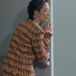 Gwei Lun-mei Instagram - 如果「桂綸鎂」是一個展覽主題，那會是怎樣的展覽？我們丟給她這個天馬行空的問題。 「我直覺它有兩個部分，一個區域充滿大自然的聲音，不是音樂、也不是人聲車聲，而是大家走進來之後，可以讓心落下來，或甚至睡著的空間。」 「另一區是白色的，到處布滿不同形狀的白色器皿，有的破碎、有的完整，旁邊再擺滿各色顏料。然後每個走進來的人，可以把顏料灑在這些器皿上，或自由把玩，甚至把它摔壞也行。每個人都可以形塑自己心中的『桂綸鎂』，因為我的工作就是這樣，我也有受傷的時候啊。」 跟著小鎂的腳步輕巧踏進這個未知的空間吧！ talent_GWEI LUN MEI @lunmei fashion_CHANEL @chanelofficial beauty_CHANEL BEAUTY @chanel.beauty photographer_TROY WANG @troy_wa_ng art director & stylist _JOEY LIN @chihchianglin styling assistant_AO XIE @ao__xie producer_ANGELINE HSIAO @eltrutssim Video_Erik Zeng Gaffer_ yeah wang 1st AC_Roy Hong 2nd AC_Ryan Chiu Video Producer_ Steffi Chi text_CHRISTINE LEE @birdism1217 makeup_YAO CHUN MEI hair_JOHNNY HO at HC @johnnyho67 at @hchairculturetaiwan hair assistant_SUSU production manager_NELLY YANG @nelly_yang_ production assistant_G HAN set director_CHOU KAI-HUA @bigbaby5438 set designer_YZ LUO property assistant_TING2LI, SAMMI TSAI, YAO JING RU set dresser_IM LIN, LI TSUNG TING, ZHANG XU YUAN, A WEI scenic team_TYRO STUDIO @tyro_studio_scenic scenic artist_LIN YEN-JU, LIN YING-HSIEN, LAI YI-TIAN, CHEN LE-RONG photographic assistant_ARSLAN YANG, JESPER JIAN, WAN WANG, CHUANG PEI YU gaffer_WANG CHIEN MING best boy_CHEN XI GUAN, LU HUNG CHANG, JIANG ZHIXIAN editorial assistant_EVELYN YANG @yanglingtw special thanks_LEICA @leica_camera @leica_camera_taiwan @chanelofficial #CHANELMetiersdArt #BAZAARCoverstar #桂綸鎂
