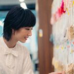 Gwei Lun-mei Instagram - 香奈兒的斜紋軟呢大衣原來是這樣製成的！跟著桂綸鎂前進巴黎，親身體驗le19M工坊總部Maisons d’art工坊，精緻的刺繡、串珠細節，實在令人著迷！ 👉🏻追蹤 @elletaiwan 解密更多工藝幕後 #ELLETAIWAN #ELLE時尚圈 #CHANELMetiersdArt #CHANEL @lunmei #桂綸鎂