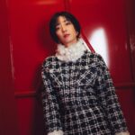 Gwei Lun-mei Instagram - #VogueFashionNow 作為香奈兒品牌大使將近十年的桂綸鎂 @lunmei 在訪問中提到：「香奈兒女士給我的感受是勇敢而篤定。他的服飾給予穿上他的人們，一份展現真實自己的自信與勇氣。」 跟著香奈兒這幾年的閱歷，讓自己的想像力比從前更多元，任何可能性都有意思。總能在每一套服飾裡，找到理性或感性的理由，每次走上紅毯或者參加活動時，內心都是篤定的。 「我在學習沒有批判地接納自己。找到及擁抱自己，無論穿上什麼服飾，你便有了獨一無二的樣子。」我們看見桂綸鎂的美越來越自在，越有獨特風格。 一起聽聽這次位於曼徹斯特的香奈兒 2023/24 Métiers d‘art 工坊系列，又帶給她什麼新的體驗？ #CHANEL #CHANELMetiersdart @chanelofficial Thomas Street, Northern Quarter, Manchester