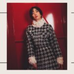 Gwei Lun-mei Instagram - 曼徹斯特！！！在黃昏時分走進曼徹斯特北區的湯瑪士街 (Thomas Street) ，香奈兒2023/24 工坊系列在此展開。坐在平日營業的街邊酒吧，欣賞著香奈兒藝術總監 Virginie 毫無保留地述說香奈兒品牌與英國之間的青春愛戀。 隨著色彩繽紛的鮭魚粉、南瓜橘、蘋果綠、芥末黃、天空藍、紅色與鐵鏽紅輪番上陣，我彷彿想起唸書時期聆聽Joy Division, Oasis等英倫搖滾，那個其實充滿無限可能，卻又徬徨不已的自己。 由le19M 工坊總部各方好手，在服飾上刺繡茶壺、黑膠唱片和可愛的花朵造型，增添幾筆驚喜，充滿了童心與樂趣。尤其喜歡Virginie在其中點綴了六零年代元素，黑色瑪莉珍鞋，牛仔褲，皮革夾克與背心，包括娃娃裝睡衣與平口洋裝等針織單品，復古也詩意。 我開始期待還能有機會再訪曼徹斯特，一個在理性中迸發強烈感性能量的城市。 #CHANEL #CHANELMetiersdart @chanelofficial