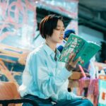 Gwei Lun-mei Instagram - 那一天在簡單生活節，在Cheer（謝青翰）與盧思蒨的演奏下說格林童話給大家聽，與現場的朋友們面對面齊聚一堂，真是難得又愉快。希望與會的朋友們也有一個美好的午後時光。 謝謝張震的邀請。 張震表示當時在拍攝《刺客聶隱娘》時，侯孝賢導演分享他想找演員一起走進校園，朗讀經典文學給孩子們聽，進而能讓孩子們對文學產生興趣。侯導的這番話在張震的心中種下一顆種子，於是他和糯米糰鼓手洪峙立便開啟了這個獨特又龐大的有聲書企劃—《格事話——另一種格林童話》。 兩人從各自的專業出發，透過聲音表情，結合現代音樂，打造出不一樣的格林童話。選出72則故事，邀請24位演員、歌手好友們一起獻聲擔任說書人用各自的方式演繹每則故事，以不同的風格、聲音表情，讓此有聲作品多元且豐富。 #騷耳有聲書