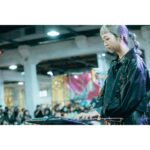 Gwei Lun-mei Instagram - 那一天在簡單生活節，在Cheer（謝青翰）與盧思蒨的演奏下說格林童話給大家聽，與現場的朋友們面對面齊聚一堂，真是難得又愉快。希望與會的朋友們也有一個美好的午後時光。 謝謝張震的邀請。 張震表示當時在拍攝《刺客聶隱娘》時，侯孝賢導演分享他想找演員一起走進校園，朗讀經典文學給孩子們聽，進而能讓孩子們對文學產生興趣。侯導的這番話在張震的心中種下一顆種子，於是他和糯米糰鼓手洪峙立便開啟了這個獨特又龐大的有聲書企劃—《格事話——另一種格林童話》。 兩人從各自的專業出發，透過聲音表情，結合現代音樂，打造出不一樣的格林童話。選出72則故事，邀請24位演員、歌手好友們一起獻聲擔任說書人用各自的方式演繹每則故事，以不同的風格、聲音表情，讓此有聲作品多元且豐富。 #騷耳有聲書