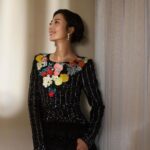Gwei Lun-mei Instagram - 金馬60 從我17歲拍攝第一部電影直到今日，能參與金馬60歲生日，即榮幸也感到幸福。 謝謝金馬獎，謝謝聞天祥老師和所有金馬獎工作同仁。 謝謝你們，總讓我感覺，回家。 謝謝香奈兒，謝謝我的經紀和妝髮造型團隊，謝謝你們讓我安心自在。 Stylist: Fang, Chi-Lun Hair Stylist : @johnnyho67 Makeup Artist: @yml.makeup Dress: Chanel Fall-Winter 2023/24 Haute Couture Jewelry: Chanel High Jewelry Tailor: 佳珍姐 Photographer : @river.ts @chanelofficial #CHANELHAUTECOUTURE #CHANELHIGHJEWELRY #CHANELMAKEUP