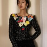 Gwei Lun-mei Instagram - 金馬60 從我17歲拍攝第一部電影直到今日，能參與金馬60歲生日，即榮幸也感到幸福。 謝謝金馬獎，謝謝聞天祥老師和所有金馬獎工作同仁。 謝謝你們，總讓我感覺，回家。 謝謝香奈兒，謝謝我的經紀和妝髮造型團隊，謝謝你們讓我安心自在。 Stylist: Fang, Chi-Lun Hair Stylist : @johnnyho67 Makeup Artist: @yml.makeup Dress: Chanel Fall-Winter 2023/24 Haute Couture Jewelry: Chanel High Jewelry Tailor: 佳珍姐 Photographer : @river.ts @chanelofficial #CHANELHAUTECOUTURE #CHANELHIGHJEWELRY #CHANELMAKEUP