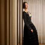 Gwei Lun-mei Instagram - 金馬60 從我17歲拍攝第一部電影直到今日，能參與金馬60歲生日，即榮幸也感到幸福。 謝謝金馬獎，謝謝聞天祥老師和所有金馬獎工作同仁。 謝謝你們，總讓我感覺，回家。 謝謝香奈兒，謝謝我的經紀和妝髮造型團隊，謝謝你們讓我安心自在。 Stylist: Fang, Chi-Lun Hair Stylist : @johnnyho67 Makeup Artist: @yml.makeup Dress: Chanel Fall-Winter 2023/24 Haute Couture Jewelry: Chanel High Jewelry Tailor: 佳珍姐 Photographer : @river.ts @chanelofficial #CHANELHAUTECOUTURE #CHANELHIGHJEWELRY #CHANELMAKEUP