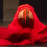 Gwei Lun-mei Instagram - 真是個美好的一夜。 在肯亞裔美國人萬吉魯．卡穆尤 （Wanjiru Kamuyu ）舞蹈家 30分鐘的舞蹈表演 《我是紅》（Portraits in Red）裡，展現了如何掙脫社會的桎梏和枷鎖，真正活出自己，展現靈魂真實的樣貌，響起兒時單純的歌謠，自在地搖曳生姿，一個自我喚醒的過程。在此創作裡有了深層的叩問。 由台北表演藝術中心x 法國國家舞蹈中心x香奈兒 共同籌辦的Camping Asia 2023 於今天開幕。 此活動，邀請世界各地的舞者，表演藝術家，跨領域藝術家和台灣16所院校的學生們交流，讓大家有了前瞻性，國際觀，也在夜晚有許多Open for All給予大眾觀看表演的機會。期待大家共襄盛舉。 #2023CampingAsia #CHANEL @chanelofficial