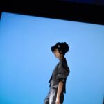 Gwei Lun-mei Instagram - 該怎麼說呢？昨晚觀影過程思緒不停被衝擊著，直到淚水奪眶而出。 朋友們，一同來體驗吧，時而與受害者站在一起、時而又像個加害人，有時你是位朋友希望給出一點溫暖，但又在與她交換目光時被逼出「我是不是該做點什麼？」的反問。請隨時轉換角色，用不同的觀點了解這個事件。 謝謝那些曾經為了權益勇敢發聲的人們，今天我們才能在相對安全的社會中成長，追求自我價值。很榮幸參與這個作品成為其中一員，我像是做對了一件事。 AR實境作品《黑》 #高雄流行音樂中心海豚三號 #XR無限幻境 #歡迎來體驗⚫️ ​ 𝟸𝟶𝟸𝟹 高 雄 電 影 節 ​ ‎ܰ 𝙺𝚊𝚘𝚑𝚜𝚒𝚞𝚗𝚐 𝙵𝚒𝚕𝚖 𝙵𝚎𝚜𝚝𝚒v𝚊𝚕‎ ܱ ​@khfilmfestival ଘ 影展放映￤ 10.07-10.22 ଓ ଘ 官網上線￤ https://www.kff.tw/ ​ ​ ​ ଓ ଘ 線上購票￤ http://bit.ly/KFF_OT ​ ଓ ଘ 手冊下載￤ http://bit.ly/2023kffdownload ​ ଓ #2023KFF #高雄電影節 #要美