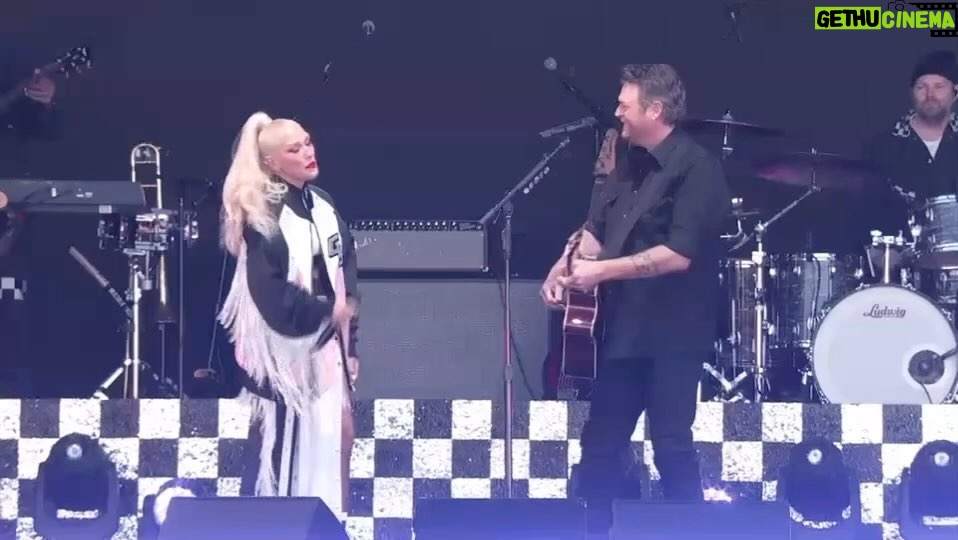 Gwen Stefani Instagram - @gwenstefani and @blakeshelton rocked the #TikTokTailgate stage on Super Bowl Sunday with the live debut of their new single Purple Irises 🪻🤩