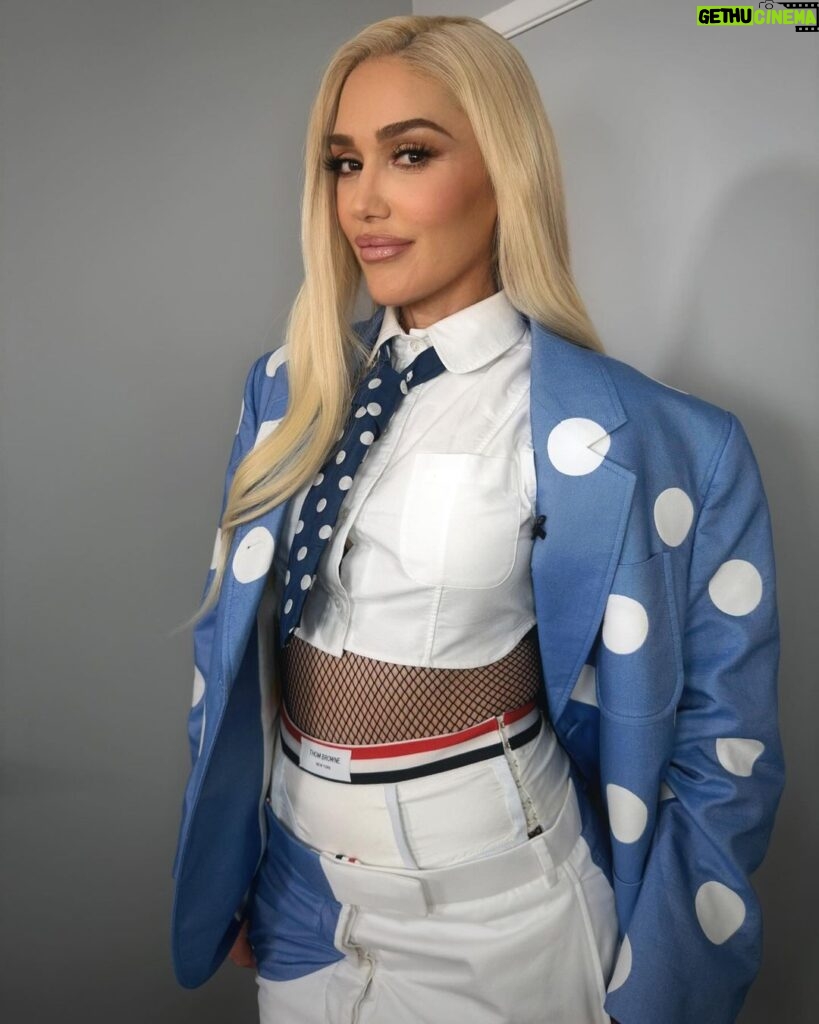 Gwen Stefani Instagram - and we r back 2night !!! #thevoice 🩵💫 m/u: @gxvebeauty + @anthonyhnguyenmakeup + @kvdbeauty hair: @hair_sulon nails: @eriishizu styling by: @robzangardi + @marielhaenn full look: @thombrowne