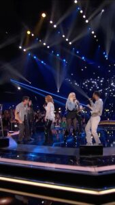 Gwen Stefani Instagram - THIS COACH PERFORMANCE SLAYS !!! love you @reba, @niallhoran, @johnlegend, @gwenstefani 💖
