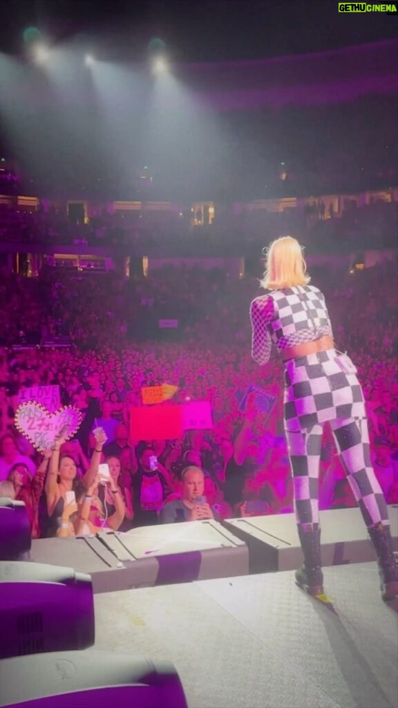 Gwen Stefani Instagram - ANAHEIM 🍊 !! thank u for such an incredible hometown show 🤍 we’ve built decades of love + memories together, and getting the opportunity to share that with u at @hondacenter for the 9th time was nothing short of a dream ✨ thank u to @hondacenter , the dancers, all of the crew + everyone who made this happen 💕 gx Honda Center
