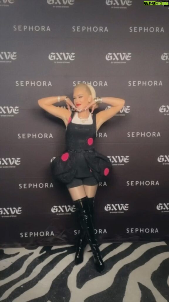 Gwen Stefani Instagram - thank u so much @sephora for having me at the Sephora Store Managers Conference !! 💖🎉 i had such a great time talking all things beauty and singing + dancing with u !! to see how creative + expressive u all are with @gxvebeauty is nothing short of a gift ✨ the magic has always been in the makeup ;) gx Las Vegas, Nevada