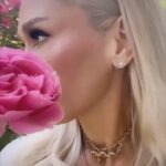 Gwen Stefani Instagram - glowing just in time for summer ✨