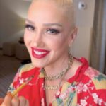 Gwen Stefani Instagram - This is BANANAS ✨ Do as @gwenstefani does and get your glow on with @gxvebeauty’s NEW Check My Glow Multi-Dimensional Highlighters—available now in 3 shimmering shades.