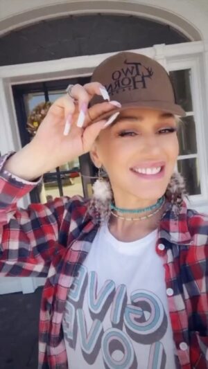 Gwen Stefani Instagram - island in the (country) sun with the fam ☀️🌷 gx