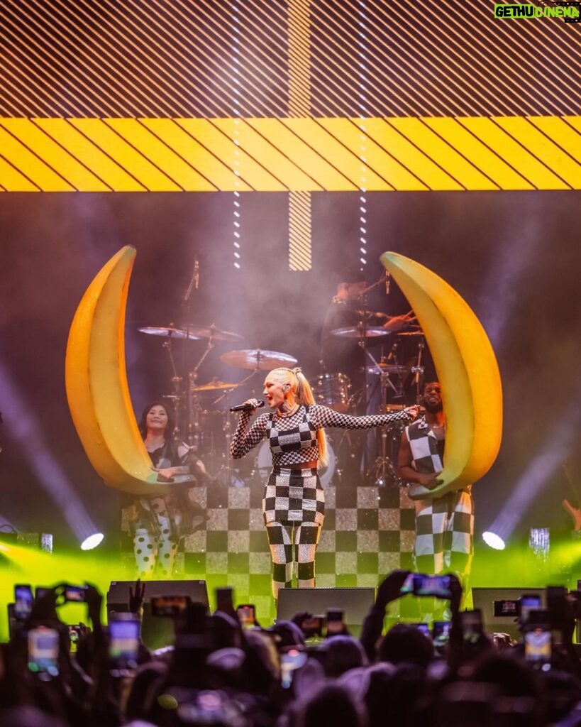 Gwen Stefani Instagram - Queen’s homecoming 👑