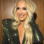 Gwen Stefani Instagram - 2nights look 🤍 m/u: @anthonyhnguyenmakeup + @gxvebeauty hair: @hair_sulon styled by: @robzangardi + @marielhaenn nails: @eriishizu