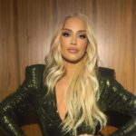 Gwen Stefani Instagram - 2nights look 🤍 m/u: @anthonyhnguyenmakeup + @gxvebeauty hair: @hair_sulon styled by: @robzangardi + @marielhaenn nails: @eriishizu