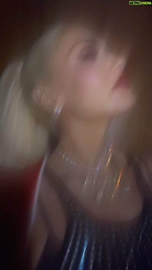 Gwen Stefani Instagram - last nights look 🖤♥️ gx
