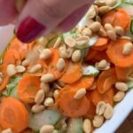 Hümeyra Aydoğdu Instagram - Selam Fıstıklar 🥜 Fıstık gibi kalmanız için size yerfıstığı yağıyla yaptığım salatamın inceliklerinden bahsedeceğim 🥜☺️ Yerfıstığı E vitamini ve Protein bombası olduğu için saçınıza gözünüze cildinize midenize müthiş faydaları var 🥜😍🥜 Benim Zeytinyağından sonra en çok kullandığım yağ Fıstık yağı 🥜 Bu salataya çok yakışıyor 🥜Malzemesi az🥜Yapımı kolay🥜 Salatalık ve Havuçları ince ince rendeledim. 2 adet lime yani yeşil limon sıktım. İnceciiiiiik kıydığım 1 kaç dal dereotunu 🌿 biraz elma sirkesiyle karıştırdım. Üzerine biraz tuz ve 3 y.k. Yerfıstığı Yağı ilave ettim. Ve bolca kavrulmuş fıstık serpiştirdim. Bayılacaksınız 😍🥜 Deneyin şifa bulun 🙌🏻☺️❤️ #erdnussöl #peaunutoil #peaunut #oil #heel #healthyrecipes #deutschland #düsseldorf #food #reels #essen