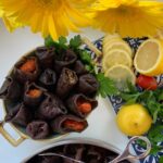 Hümeyra Aydoğdu Instagram - Oo la la la 😍 Bulgurlu Nar ekşili Kurutulmuş Patlıcan Dolması 😍 Türk Mutfağına Aşığım Dostlar 😍 ve her fırsatta farklı tarifleri pişiriyorum. Bu şahane dolmayı “ Pirinçle değil Bulgurla “ yaptım. Bu haline sarımsaklı yoğurtla servis çook yakışıyor 🤩 benden demesi 😀 Bol zeytinyağ ile pişiriyorum ve soğuk haliyle çoook seviyorum 😍 yapımı belki biraz zaman alıyor ama bu sonuca değiyor 🎉 3-4 adet kuru soğanı yemeklik doğradım. 2 diş sarımsakla birlikte 1 fincan zeytinyağ da iyice yumuşayana dek kavurdum.Ocağın altını kapatıp - Üzerine yıkayıp süzdüğüm 1 su b. dolusu bulguru-annemin ev yapımı domates sosunu :) isteğe göre biber salçası - 1 y.k nar ekşisi- yarım limon suyunu 🍋 bolca hem taze hem kuru nane ve maydanoz isteğe göre reyhan da olur 😍🌿 pul biber - karabiber - çok az tuz - bolca sumak ekleyip iyice karıştırdım. Kuru Patlıcanları çatala batacak yumuşaklıkta 5 dk sıcak su da beklettim. İçlerini yarısından biraz fazla doldurdum ki bulgurlar şişip içlerinden taşmasın diye... Tencereye biraz zeytinyağ gezdirdim. Patlıcanları tencereye dizdim. Bir kısmının üzerine domates koydum - bir kısmını da mantı gibi kapattım. Üzerine biraz limon suyu ve tencerenin yarısına dolacak kadar su ilave ettim. Orta ateşte pişirdim. Ve karşınızda Ekşili Kurutulmuş Patlıcan dolması 😍🍆🍋 isterseniz sarımsaklı yoğurtla sıcak servis yapın... yada soğuk soğuk 😋 Afiyet olsun 😘💐 #aubergine🍆 #recipe #healhty #food #turkish #turkishtraditionalfood #lezzet #turkishcuisine #dish #dolma #deutschland #düsseldorf