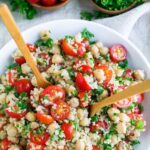 Hümeyra Aydoğdu Instagram - Size demiştim bu kış sağlıklı ve leziz tariflerle geçecek ki gelecek yaza rahat bir geçiş yapalım 😎😍 NOHUTLU & AVOKADO YAĞLI-KİNOA SALATASI 1/2 su bardağı kuru kinoa 3/4 su bardağı su 2-3 su bardağı doğranmış/dilimlenmiş kiraz domates 1 kase konserve nohut, suyu süzülmüş 3-4 dal doğranmış yeşil soğan 2 adet taze limonun suyu 2 çorba k. avokado yağı 1 diş sarımsak (ezilmiş ) 3-4 dal taze doğranmış maydanoz 1/2 çay kaşığı toz kimyon 1/4 çay kaşığı deniz tuzu 1 çay kaşığı biber Benim en sevdiğim ve tat katmak için, taze kıyılmış kişniş ( isteğe bağlı ) Hadi yapalım 😊 Önce kinoanızı bir süzgeç yardımıyla yıkayın-durulayın. Küçük bir tencereye aktarın - orta ateşe getirin ve fazla suyunu çıkarmak için kinoayı kızartın. Sadece birkaç dakika kızartırken karıştırın. Bu adım isteğe bağlı ama ben her defasında bunu yapıyorum. Tıpkı arpa şehriyeli pilav arpası gibi 😎Ardından suyunuzu ekleyin, ocağı yüksek seviyeye getirin ve kaynatın. Kaynadıktan sonra, ısıyı en aza indirin ve kapağı hafif aralık bırakarak 10-12 dakika veya kinoa kabarana ve suyunu çekene kadar pişirin. Kinoa pişerken, diğer malzemeleri dilimleyin ve hazırlayın. Sosu yapmak için avokado yağını (veya seçtiğiniz sağlıklı yağı) taze limon suyu, kıyılmış sarımsak, maydanoz, kimyon, tuz ve biberle birleştirin. Kinoanız hazır olduğunda, bir çatalla kabartın ve soğumaya bırakın (genellikle soğuması için buzdolabında veya derin dondurucuda birkaç dakika bekletin) ardından domates, yeşil soğan, nohut ve maydanozla birleştirin. Ben ekstra olarak taze kişniş ekliyorum, tadına bayılıyorum ! Salatayı soslayın sosu az olmasın tadına tat katar 😋 Salatanın üzerine damak zevkinize göre herhangi bir ilave baharat eklemekten çekinmeyin 🥰 mesela nane çoook yakışacaktır 😋 #healthyeating #healthydinner #quinoa #recipe #avocado #düsseldorf #deutschland #food #healthyliving Düsseldorf, Germany