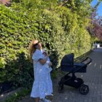 Hümeyra Aydoğdu Instagram - 1 haftadır öyle bir Aşkın içindeyim ki, Bu küçük adamla bir başka boyuttayım 🐥 Gecem gündüzüme gündüzüm geceme karıştı … Ömrünün ilk 1 haftasına bin şükürle 🧿🤍🐥 Düsseldorf, Germany
