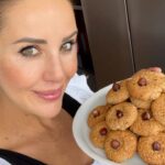 Hümeyra Aydoğdu Instagram - Tereyağlı Fındıklı Kurabiye 🍪 Mutfakta Anne Kokusu gibi ❤️ 2 yumurta sarısı 🥚🥚 4 y.k şeker 150 gr erimiş tereyağı 🧈 Vanilya özü 2 su b. Fındık unu isteyen tam buğday unuyla karıştırabilir. Üzerine fındık taneleri Yoğur yuvarla tepsiye diz 175° 15 dk pişir Afiyetle ye 🥰 #nuts #cookies #rezept #homemade Düsseldorf, Germany