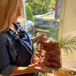 Hümeyra Aydoğdu Instagram - Karamelize Soğanlı Ispanaklı Börek 🎉 Karamelize soğan ve Ispanak ikilisi muhteşem ✨ böreğe de inanılmaz yakışıyor✨ lakin İstanbul’da ki yufkaları burada bulmak mümkün değil 😕 genelde dondurulmuş ve kağıt gibi ve bayat ve ve ve ... lezzet verebilmek için yaptığım yöntemleri sizinle paylaşacağım ve sonuç MÜ KEM MEL 🥳 Püf nokatalarım; ✨Yufkaları öncelikle sodaya batırıyorum. Evet bildiğiniz soda, öyle az falan da değil bayağ ıslatıyorum. ✨Parçalanıyor evet !!! Parça parça tepsiye diziyorum. Üzerine tereyağ parçaları pay ediyorum. ✨Her bir katı için aynı şeyi yapıyorum ( Sodaya batır suyunu hafifçe sık ve tereyağ parçaları ekle ) ✨ Bol iç malzemesi - Karamelize soğan 🧅 renk alsın pişsin şekeri ortaya çıksın😋 Ispanakları ekle soğanlara yumuşasın yaprakları 🥬 ve peynir ekle 🧀 çok pişirme eklenenleri ....genelde Kaşar peyniri kıvamında yabancı peynirler kullanıyorum ( #mozzarella #edamer #gouda #parmagiano ) ✨ Baharatlar ; Bolca karabiber ve Pulbiber ✨ Her kata Yoğurt her kata ✨ peynir serpiştir ✨ ✨ Son olarak üzerine bolca yoğurt ve 1 yumurta sarısı sürüyorum.. susamsız olmaz ve 1 gece buzdolabında bekletiyorum ✨🙌🏻 ✨Ertesi gün fırına 185 ° kızarana dek✨ Şimdiden afiyetler 🎉 #turkishfood #börek #deutschland #essenmachtglücklich #foodies #hümeyratarzıbörek #recipe #tips #europe Düsseldorf, Germany