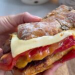 Hümeyra Aydoğdu Instagram - Kim nefis bir sandviçe “ Hayır “ diyebilir ki ? Zeytinli kekikli ekmek Sarımsak turşusu Acı paprika sos Pesto sos Cheddar peyniri Izgara paprika 🌶️ Izgara Mantar Izgara domates 🍅 Maasdamer peyniri Tekrar ızgaraya kısa bir süre veeee çıtır çıtır Afiyetle 😋 Düsseldorf, Germany