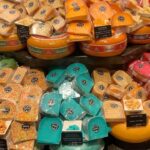 Hümeyra Aydoğdu Instagram - Kaydırmacalı 👉🏽 Gouda şehri ve Peynir peynir peynir 😀 🧀 😍 Gouda peyniri Cenneti Gouda’dayım 🧀 Hollanda’nın şehirlerinden biri olan Gouda, peyniriyle öyle ünlü ki Dünyaca ünlü bu peynirin adı da #gouda #cheese Peynir güzel ✨ Şehir güzel ✨ Görülmeye tadılmaya çok değer ✨ Daha ne olsun ☺️ #hollanda #netherlands #käse Gouda, South Holland