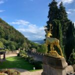 Hümeyra Aydoğdu Instagram - 🐉 🏰 Almanya’nın eski başkenti BONN’a yolunuz düşerse 🐉 EJDERHA KALESİNE 🏰 diğer adıyla Ejderhanın Kayası - mutlaka gelmelisiniz. Bir kere bölge çok güzel. Yemyeşil patika yollardan tırmanırken heryer Elma ağaçlarıyla dolu 🍎 🌿 inanılmaz güzel bir görüntü ve insanı çok iyi hissettiren bir bölge. Sanki Cennetteymişcesine 😍🌿 🏰 Arabanızı Kaleye çıkış yolunda bulunan otoparka parkedip oradan bu nefis yolda yürüyerek gelebilirsiniz. Hafif tırmanış için rahat spor ayakkabılar şart! 🏰 Yada Kaleye Königswinter dan 30 dk bir hareket eden Teleferikle gelmeyi de tercih edebilirsiniz. 🏰 Kaleye giriş 7 euro ( şimdilik ) 🏰 inanılmaz fotoğrafik bir kale 🏰 🏰 Şansınıza açık denk gelirse; Kalenin Ren ( #Rhein ) nehrine bakan tarafında Romantik romantik kahve keyfi yapacağınız bir bölümü de var☕️ 🏰 Önemli bilgi ; Ejderhayı bulup da öpenin ömürlük şans ve güç eline geçiyormuş 🐉😘 ( ben uydurdum ) 🤥😆 #bonn #drachenfels #königswinter #burg #rhein #nrw #deutschland #düsseldorf #traveller #photography Drachenfels Königswinter