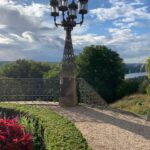 Hümeyra Aydoğdu Instagram - 🐉 🏰 Almanya’nın eski başkenti BONN’a yolunuz düşerse 🐉 EJDERHA KALESİNE 🏰 diğer adıyla Ejderhanın Kayası - mutlaka gelmelisiniz. Bir kere bölge çok güzel. Yemyeşil patika yollardan tırmanırken heryer Elma ağaçlarıyla dolu 🍎 🌿 inanılmaz güzel bir görüntü ve insanı çok iyi hissettiren bir bölge. Sanki Cennetteymişcesine 😍🌿 🏰 Arabanızı Kaleye çıkış yolunda bulunan otoparka parkedip oradan bu nefis yolda yürüyerek gelebilirsiniz. Hafif tırmanış için rahat spor ayakkabılar şart! 🏰 Yada Kaleye Königswinter dan 30 dk bir hareket eden Teleferikle gelmeyi de tercih edebilirsiniz. 🏰 Kaleye giriş 7 euro ( şimdilik ) 🏰 inanılmaz fotoğrafik bir kale 🏰 🏰 Şansınıza açık denk gelirse; Kalenin Ren ( #Rhein ) nehrine bakan tarafında Romantik romantik kahve keyfi yapacağınız bir bölümü de var☕️ 🏰 Önemli bilgi ; Ejderhayı bulup da öpenin ömürlük şans ve güç eline geçiyormuş 🐉😘 ( ben uydurdum ) 🤥😆 #bonn #drachenfels #königswinter #burg #rhein #nrw #deutschland #düsseldorf #traveller #photography Drachenfels Königswinter