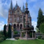 Hümeyra Aydoğdu Instagram - 🐉 🏰 Almanya’nın eski başkenti BONN’a yolunuz düşerse 🐉 EJDERHA KALESİNE 🏰 diğer adıyla Ejderhanın Kayası - mutlaka gelmelisiniz. Bir kere bölge çok güzel. Yemyeşil patika yollardan tırmanırken heryer Elma ağaçlarıyla dolu 🍎 🌿 inanılmaz güzel bir görüntü ve insanı çok iyi hissettiren bir bölge. Sanki Cennetteymişcesine 😍🌿 🏰 Arabanızı Kaleye çıkış yolunda bulunan otoparka parkedip oradan bu nefis yolda yürüyerek gelebilirsiniz. Hafif tırmanış için rahat spor ayakkabılar şart! 🏰 Yada Kaleye Königswinter dan 30 dk bir hareket eden Teleferikle gelmeyi de tercih edebilirsiniz. 🏰 Kaleye giriş 7 euro ( şimdilik ) 🏰 inanılmaz fotoğrafik bir kale 🏰 🏰 Şansınıza açık denk gelirse; Kalenin Ren ( #Rhein ) nehrine bakan tarafında Romantik romantik kahve keyfi yapacağınız bir bölümü de var☕️ 🏰 Önemli bilgi ; Ejderhayı bulup da öpenin ömürlük şans ve güç eline geçiyormuş 🐉😘 ( ben uydurdum ) 🤥😆 #bonn #drachenfels #königswinter #burg #rhein #nrw #deutschland #düsseldorf #traveller #photography Drachenfels Königswinter