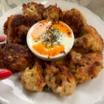 Hümeyra Aydoğdu Instagram - Karşınızda karnabaharla hazırladığım bizim evin en sevilenlerinden birisi 😍 Sağa doğru kaydırın 👉🏽 Birini fırında pişirdim. Direk yağ ile temas etmedi tabii ki daha sağlıklı ve hep tercih ettiğim pişirme yöntemi fırın ! diğeri de az zeytinyağda tavada pişirdiğim karnabahar ✨ Tarif çok kolay ✨ 1 orta boy karnabaharı yıkayıp temizledikten sonra yapraklarından ... çiçek buketi gibi parçalara ayırdım. Kısa bir süre buharda pişirdim. ( Burada önemli olan püf noktası uzun süre pişirmiyoruz ki karnabaharlar erimesin. Bir tık dişe gelsin olmalı , çünkü devamında ki pişirme aşamalarımız var ) 1 su b. Süt 🥛 2 adet yumurta 🥚 1 yemek kaşığı tam buğday unu 🌾 1 tutam tuz ve karabiber 1 orta boy kasede tüm malzemeyi çırptım. Haşlanmış karnabaharı buketlerini dağılmadan sosa buladım. Bir kızartma tavasına biraz zeytinyağ ilave edip yağ kızdıktan sonra 4 bir tarafını pişirdim. Fazla yağını havlu kağıt üzerinde aldıktan sonra servis tabağıma aldım. Sarımsaklı yoğurt ve Zeytinyağda az Pulbiberle kızarttığım yağ ile servis ettim. Bu esnada bir fırın kabına sosa bulanmış karnabaharların yarısını aldım. Üzerine parmesan peyniri rendeledim. Fırınımı 200 ° alt üst olacak şekilde çalıştırıp kızarana kadar pişirdim. Şimdiden afiyet olsun. Çok lezzetli ve pratik bir tarif. Benimle paylaşmayı unutmayın 😘 #weißkohl #karnabahar #recipe #grill #heal #healthfood #healthyeating Düsseldorf, Germany