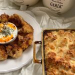 Hümeyra Aydoğdu Instagram - Karşınızda karnabaharla hazırladığım bizim evin en sevilenlerinden birisi 😍 Sağa doğru kaydırın 👉🏽 Birini fırında pişirdim. Direk yağ ile temas etmedi tabii ki daha sağlıklı ve hep tercih ettiğim pişirme yöntemi fırın ! diğeri de az zeytinyağda tavada pişirdiğim karnabahar ✨ Tarif çok kolay ✨ 1 orta boy karnabaharı yıkayıp temizledikten sonra yapraklarından ... çiçek buketi gibi parçalara ayırdım. Kısa bir süre buharda pişirdim. ( Burada önemli olan püf noktası uzun süre pişirmiyoruz ki karnabaharlar erimesin. Bir tık dişe gelsin olmalı , çünkü devamında ki pişirme aşamalarımız var ) 1 su b. Süt 🥛 2 adet yumurta 🥚 1 yemek kaşığı tam buğday unu 🌾 1 tutam tuz ve karabiber 1 orta boy kasede tüm malzemeyi çırptım. Haşlanmış karnabaharı buketlerini dağılmadan sosa buladım. Bir kızartma tavasına biraz zeytinyağ ilave edip yağ kızdıktan sonra 4 bir tarafını pişirdim. Fazla yağını havlu kağıt üzerinde aldıktan sonra servis tabağıma aldım. Sarımsaklı yoğurt ve Zeytinyağda az Pulbiberle kızarttığım yağ ile servis ettim. Bu esnada bir fırın kabına sosa bulanmış karnabaharların yarısını aldım. Üzerine parmesan peyniri rendeledim. Fırınımı 200 ° alt üst olacak şekilde çalıştırıp kızarana kadar pişirdim. Şimdiden afiyet olsun. Çok lezzetli ve pratik bir tarif. Benimle paylaşmayı unutmayın 😘 #weißkohl #karnabahar #recipe #grill #heal #healthfood #healthyeating Düsseldorf, Germany