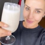 Hümeyra Aydoğdu Instagram - Hamileliğiniz boyunca neler yediniz ? İlk 4 ayım iştahsızlıkla geçti ama asla midem bulanmadı. Sadece fresh salata gibi yiyecek ve içecekler yiyip içtim. 🫐🍌🍉🥕🥦🌶️🫛🫑🧅🥬 Muzlu Bademli süt sabah kahvaltım😍 ilk günlerden beri 🍌 ki en sevdiğim şeydir. Biraz da chia ekliyorum. Normalde Badem sütümü kendim yapıyorum ama malum bu dönem gereği küçük tembellikler oluyor… Sonra Karpuz 🍉 aman allahım ne çok yedim 😜 🍉 Tüm yaz Karpuz yedim. Malum Tr den Düsseldorf ‘a dönünce hava kışa döndüğü için burada iyi karpuz bulmak da mesele 😄 Meyveler sebzeler en sevdiklerim oldu başından beri yemeyi pek tercih etmesem de et de dahil oldu bu düzene 🤰🏼🐥 Bende durumlar böyle … şimdi yürüyüşe çıkıyorum siz de ne var ne yok ? 😘 #düsseldorf #eathealthy #cleanfood #pregnantlife Düsseldorf, Germany