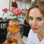 Hümeyra Aydoğdu Instagram - Püfür püfür esen veranda da oturmuşuz Sonsuz deniz karşısında Düşüncelerden uzak Yudum yudum fesleğen kokulu lezzet damağımızda Biraz Portakal suyu Bir mandalina Taze Limon suyu Buz kalıplarında meyveler Maden suyu ekledik mi misss 🍊 Dileyen balla tatlandırabilir 🍯 Bu tarifim 2 ay öncesine ait Düsseldorf dayken yapmıştım… Yaz meyveleriyle hazırlayabilirsiniz. Karpuz ve Fesleğen ve hatta taze nane ikilisi şahane oluyor 🍉🍉🍉 #kokteyl #alcoholfree #healthydrink #delicious