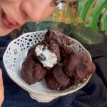 Hümeyra Aydoğdu Instagram – Yoğurt+Blueberry+Çikolata 

Kalorisi en düşük + yapımı en kolay tatlı tarifimle karşınızdayım 🫶
Yoğurt ve Blueberryi karıştır. Top top yap. Buzlukta dondur. Çıkart. Erimiş bitter çikolataya batır. Saniyeler içinde donacak ve çıtır çıtır yiyeceksin 😉 Üstelik #çocuk lar da buna bayılacak 🐣 

İstersen yoğurda biraz tatlılık katmak için biraz bal yada agave şurubu ( akçağaç ) ekleyebilir+ birazda tarçın tamamen senin zevkine kalmış bir sonraki tatlım Armutlu bir kek olacak inanılmaz bir lezzet takipte kalın 🥰 

#healthydessert #forchild #recipe #formoms #easyrecipes #happyfoods #snacks #deutschland #rezept 
Thanks for your easy inspiring recipe @lemonsandlucy Düsseldorf, Germany