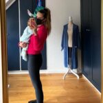 Hümeyra Aydoğdu Instagram - 2023 ün son günlerinde Sevgili İnfluenza virüsü 🦠 4 aylık miniğim dahil dağıttın hepimizi… Ateş 🔥 öksürük 😩 halsizlik 🤧 Corona sonrası evde- dışarda yine maskeyle dolaşmaya başladık 😷 Şükür şimdi iyileşme günlerine geçtik 🙏🏽 2024 de dilerim hem hastalık virüsleri hemde İnsan olan virüsler yok olsun Dünyamızdan 🙏🏽🤍 #healing #peaceofmind #düsseldorf Düsseldorf, Germany
