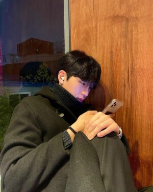 Ha Jong-woo Instagram - 🥶얼.죽.아
❄️🧊☕️